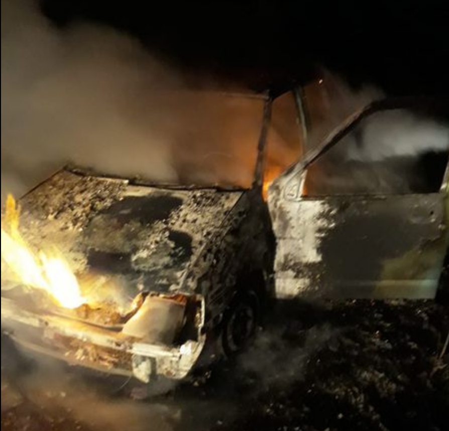Momente de coșmar în Giurgiu! O mașină de livrat pizza a luat foc în mers și, ulterior, a explodat