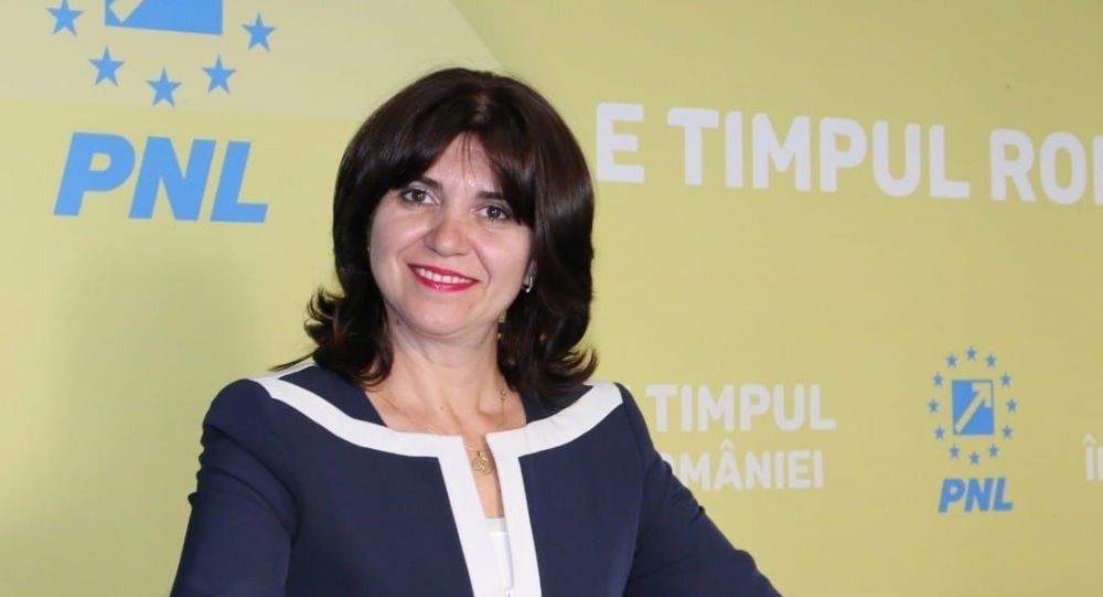 Monica Anisie cumpără măști 