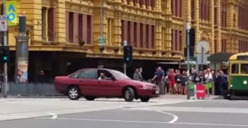 Morţi şi răniţi după ce un tânăr a intrat cu maşina într-o zonă pietonală din Melbourne