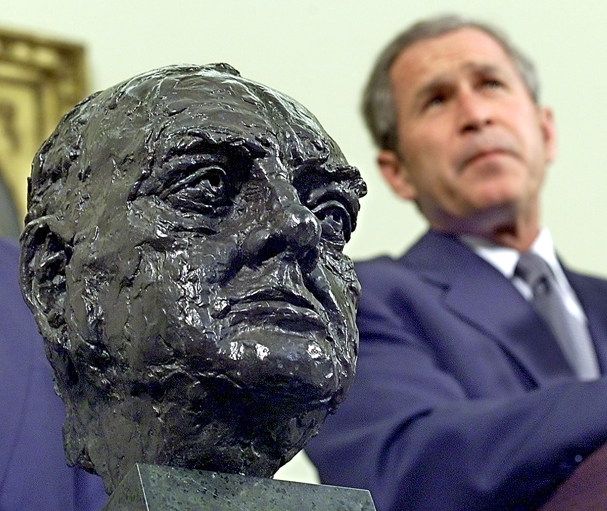 Mostenirea lui Trump, la gunoi! Biden a eliminat din Biroul Oval bustul lui Churchill instalat de Bush
