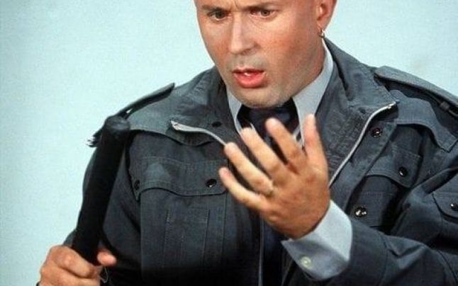 Mugur Mihăescu îi umileşte pe românii care nu ies în stradă, la proteste: