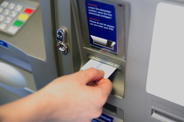 Multe persoane au bagat cardul de sanatate in bancomate pe motiv ca are bani europeni