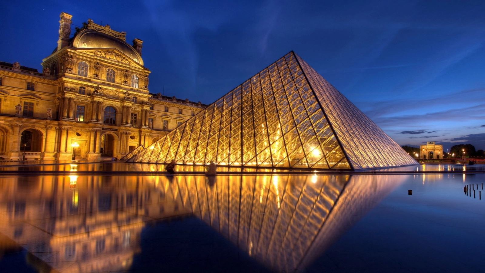 Muzeul Luvru din Paris a fost jefuit: Comorile lui Napoleon au fost furate. Actiunea hotilor a fost de tip comando si a durat doar 4 minute