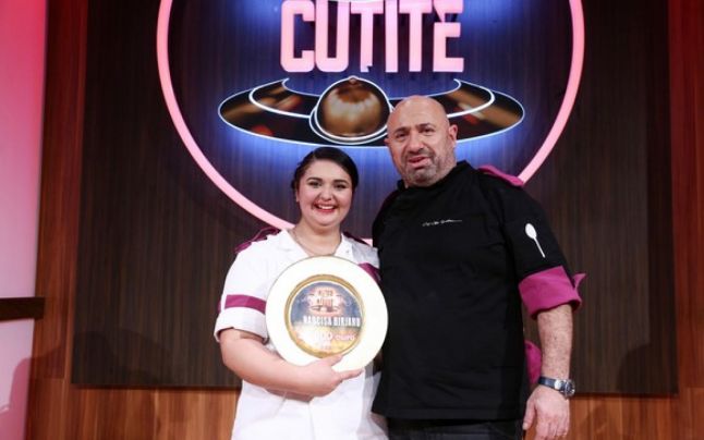 Narcisa Birjaru a câştigat sezonul 9 Chefi la cuţite. Este prima femeie care a plecat acasă cu trofeul şi cu cei 30.000 de euro