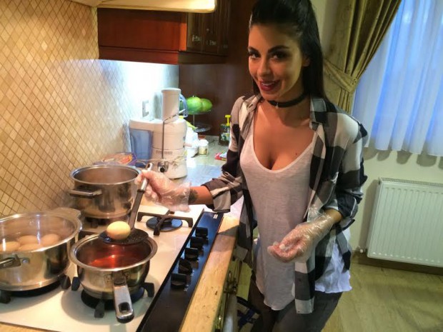 Natalia Mateuț a vopsit ouăle cu sânii la vedere