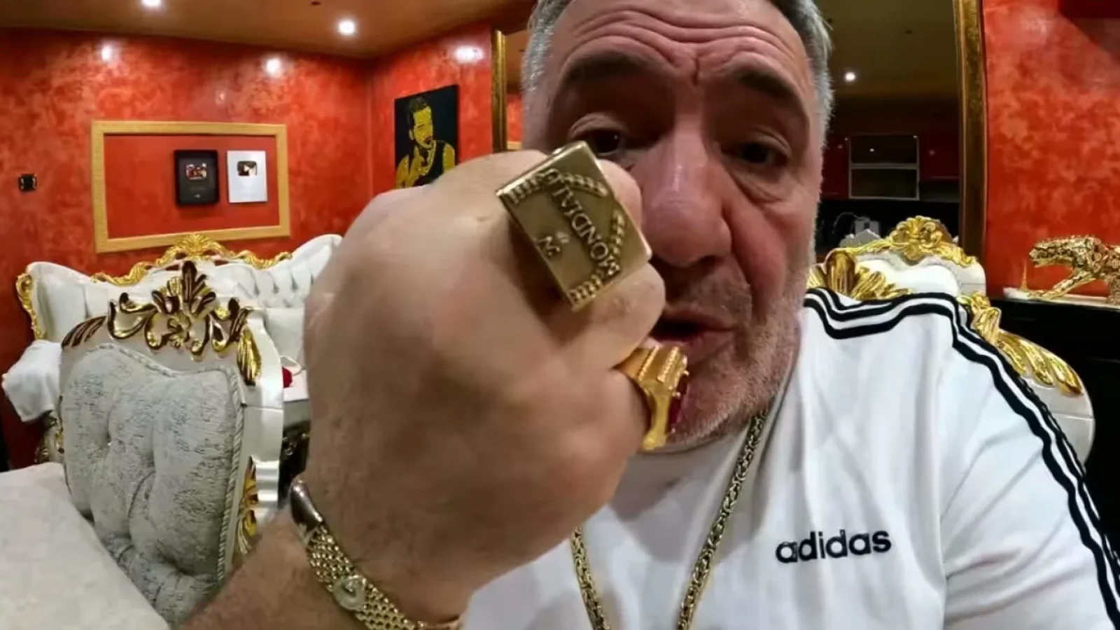 Nelson Mondialu, jefuit în propria casă: A rămas fără aur în valoare de 100.000 de euro după ce și-a expus bijuteriile online
