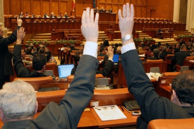 Nepotism cu acte. Parlamentarii vor sa-si aprobe angajarea rudelor