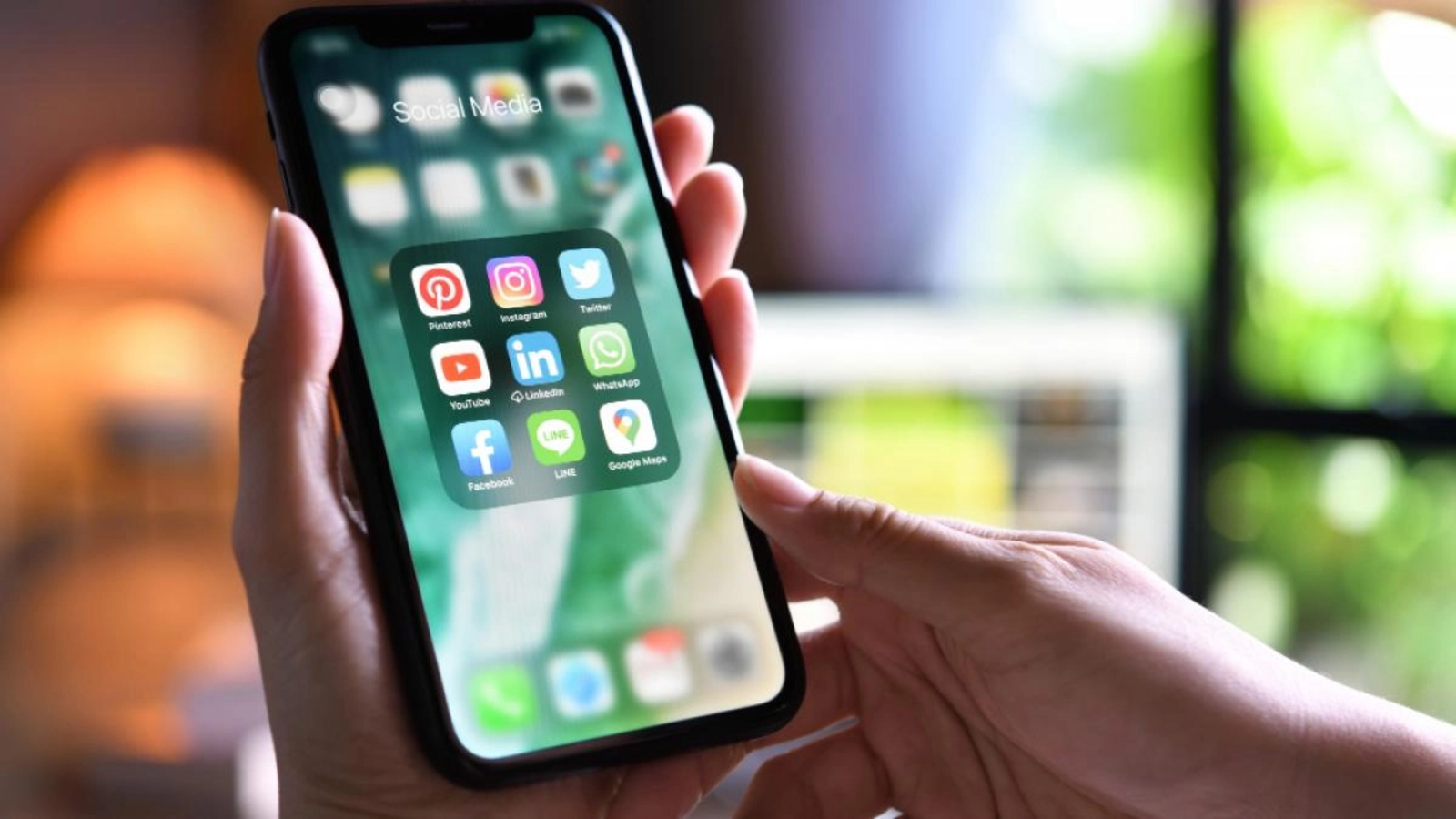 Neurologii avertizează: "Nu atingeți telefonul mobil în primele 60 de minute după trezire"
