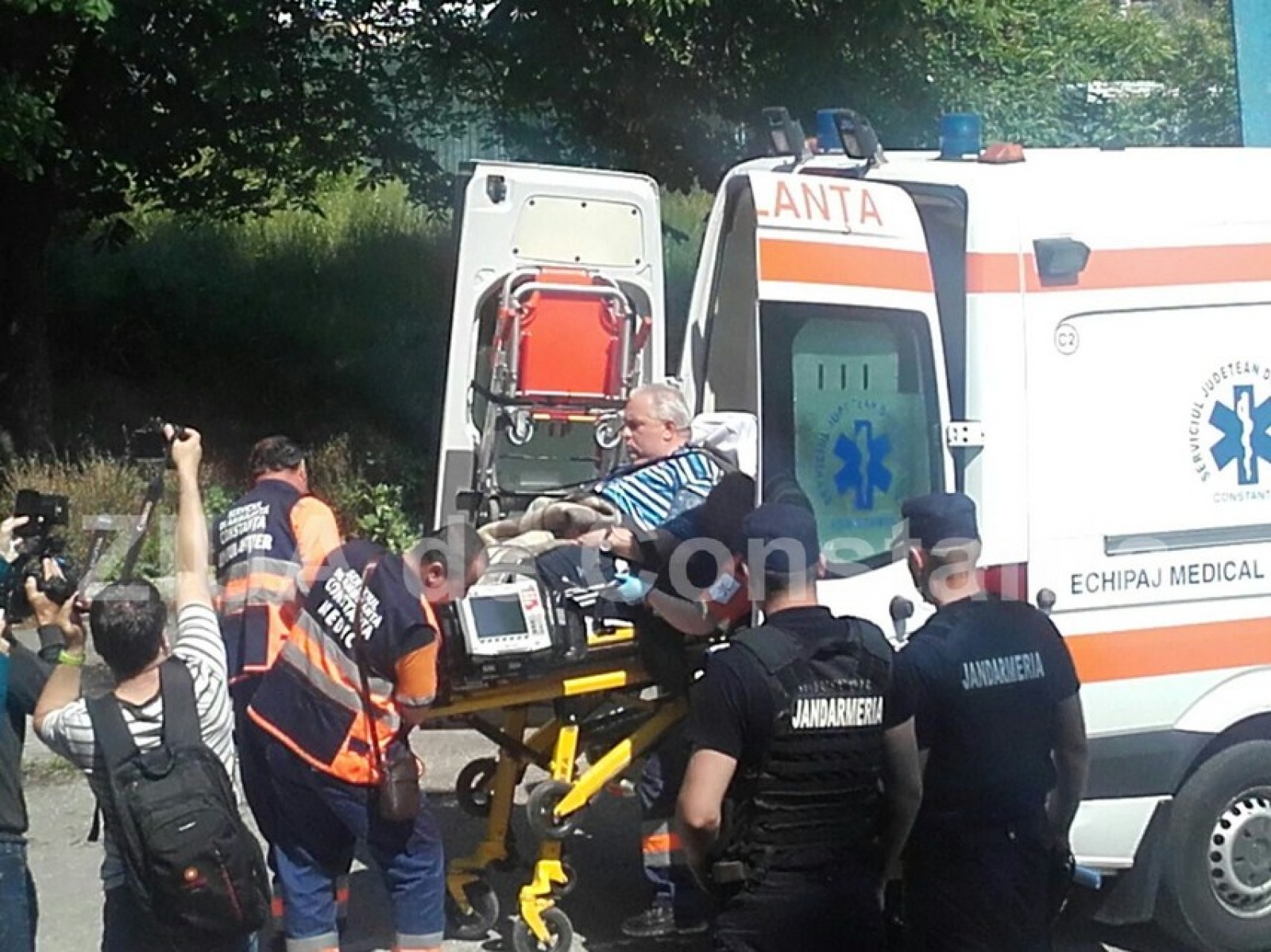 Nicușor Constantinescu, adus cu targa și jandarmii la instanță