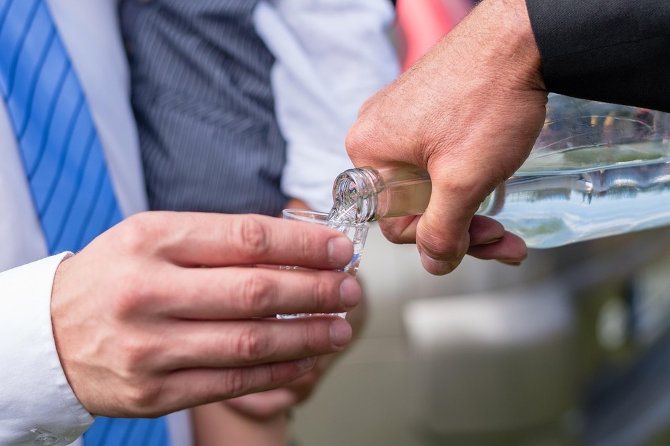 Nicușor Dan intervine și pentru țuică. La cererea președintelui este eliminată majorarea cu 200 litri a cantității de țuică produse în gospodării și scutite de accize
