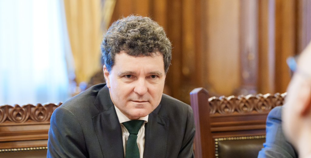 Nicușor Dan nu a studiat nici la prestigioasa École Normale Supérieure. El a frecventat numai universități mediocre din comunele adiacente Parisului