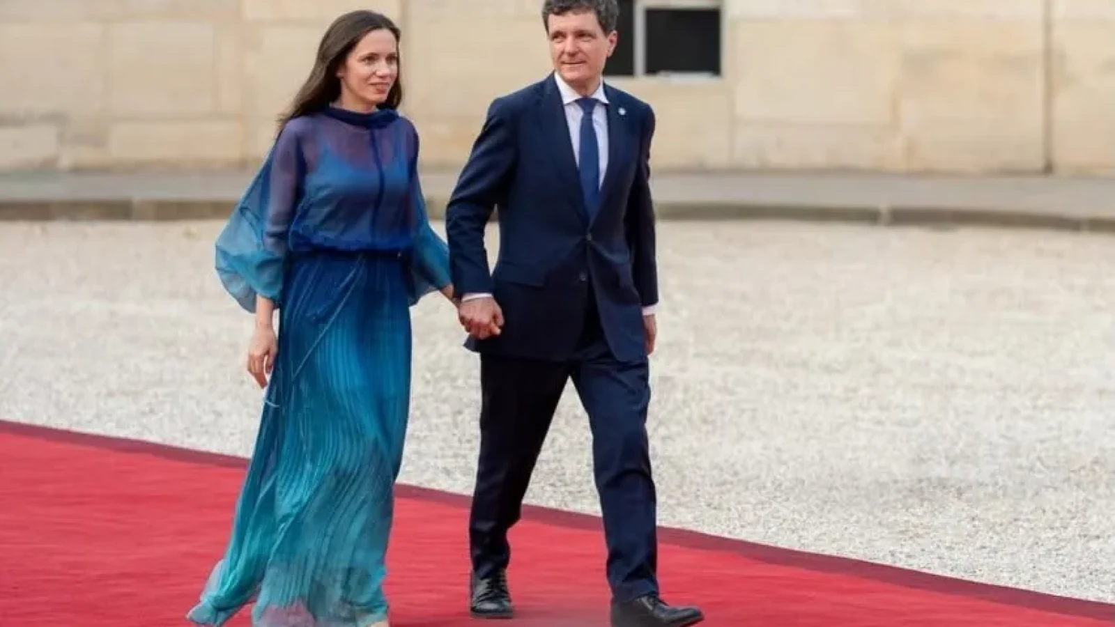 Nicușor Dan publică averea concubinei după "Amendamentul Mirabela": terenuri, case moștenite, salariu de la Dacia și un împrumut de 116.000 de lei
