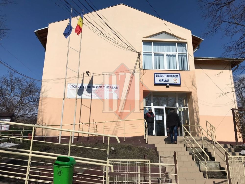 Nimfomana din Iasi, la 14 ani are chef NEBUN de PERVERSIUNI in partide de amor in TOALETA unei BISERICI