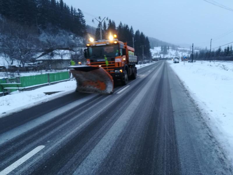 Ninge în județul Neamț. Drumarii au împrăștiat material antiderapant pe DN 15B