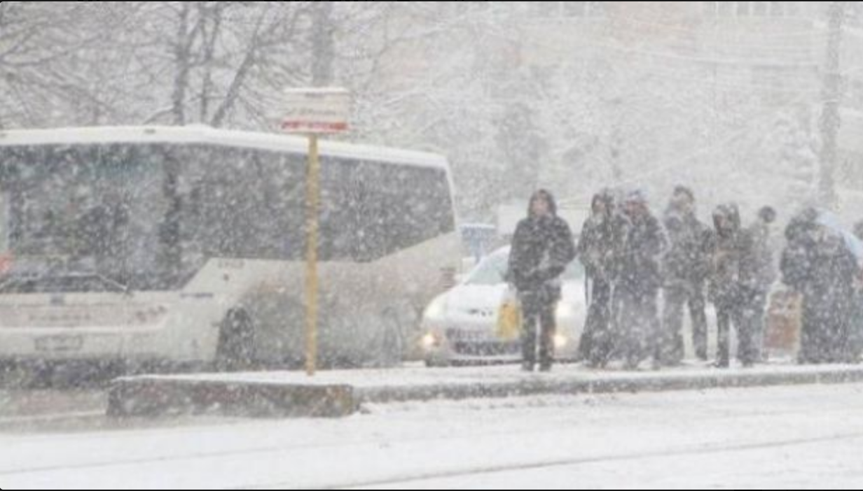 Ninsoarea face RAVAGII în România: drumuri închise. O locomotivă s-a defectat