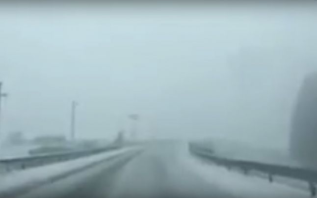Ninsori de aprilie în Pasul Tihuţa. Zăpada a atins câţiva centimetri pe carosabil