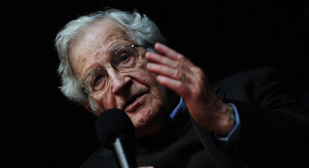 Noam Chomsky: Statele Unite s-au trezit izolate în afara lumii de limbă engleză. Numai elitele europene sunt de acord cu ei. Dar nu popoarele în sine