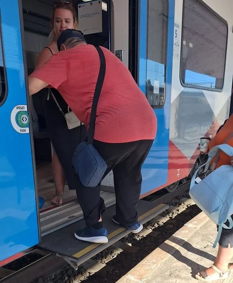 Noaptea minții: România cumpără trenuri noi, dar nu are gări pregătite pentru ele