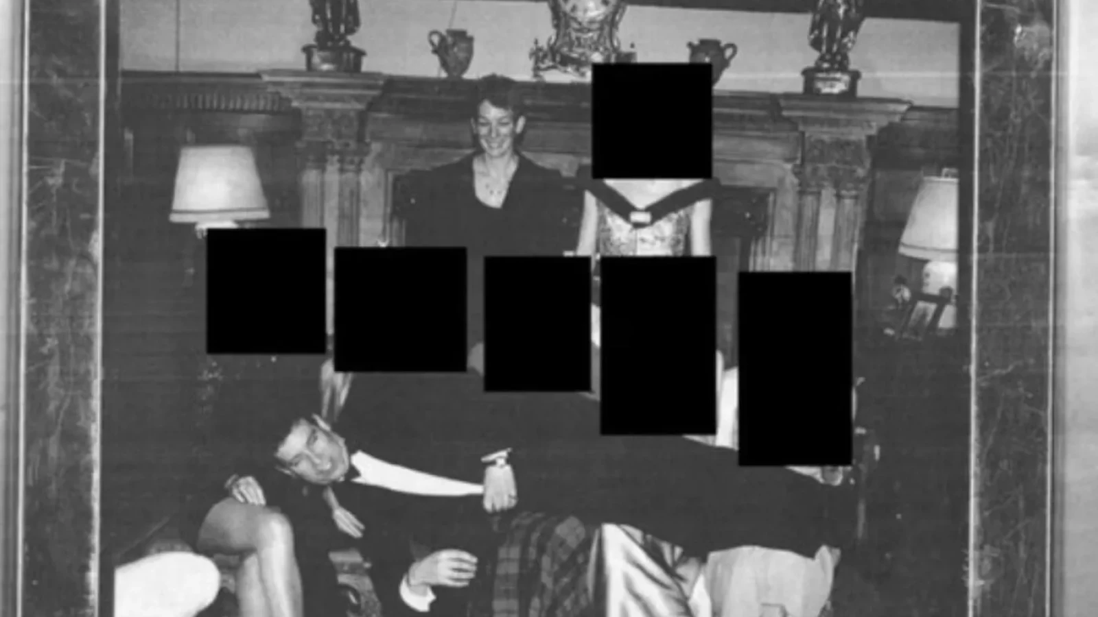 Noi dezvăluiri grave din dosarele Epstein: prințul Andrew, surprins într-o ipostază compromițătoare alături de o femeie, sub privirea lui Ghislaine Maxwell
