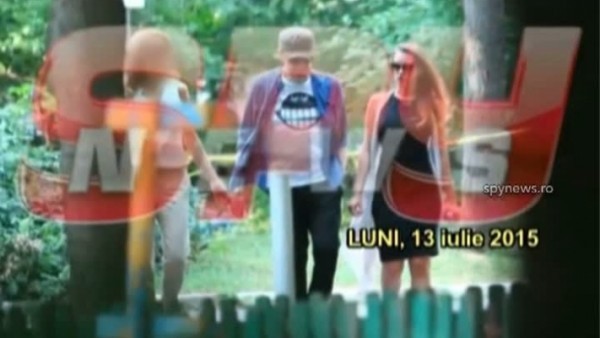 Noi imagini cu Gabriel Cotabita. Artistul a fost FOTOGRAFIAT in timp ce se plimba in curtea spitalului