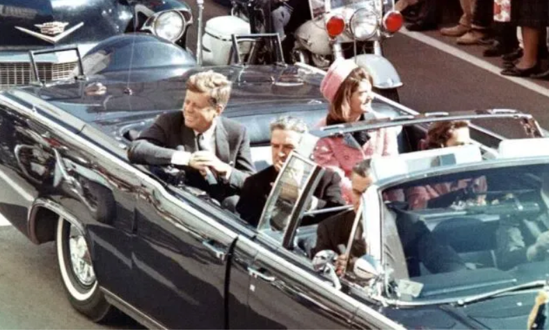 Noi mărturii: Medicii care au încercat să salveze viața președintelui JFK spun că au fost mai mulți trăgători


