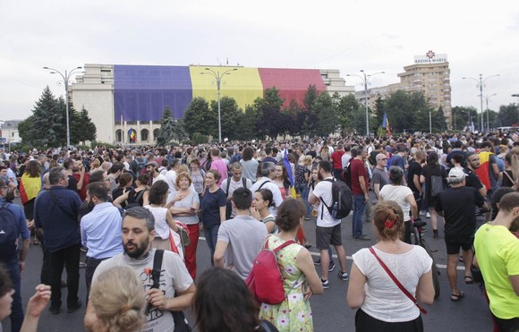 Noi proteste în țară. Mii de oameni s-au strâns în Piața Victoriei