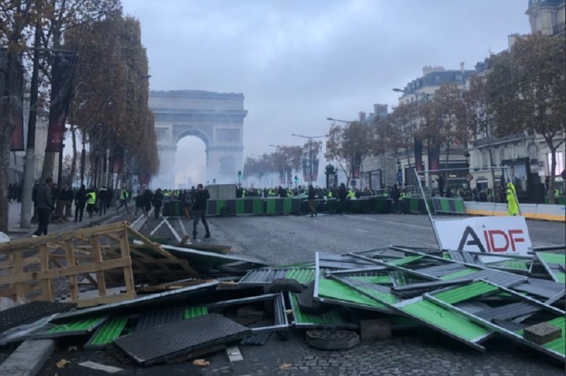Noi proteste violente la Paris faţă de scumpirea carburanţilor; poliţiştii au folosit gaze lacrimogene împotriva 