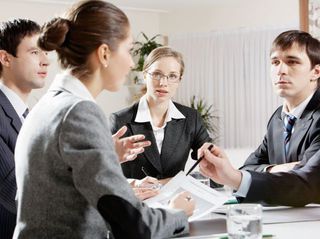 Nouă manageri din zece consideră că actuala politică economică trebuie schimbată