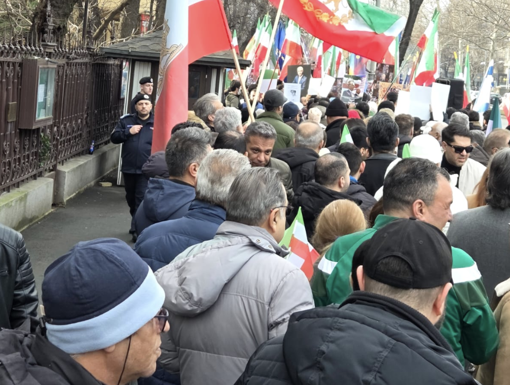 Nou protest la Ambasada Iranului. Iranienii din România sunt solidari cu populația iraniană asuprită
