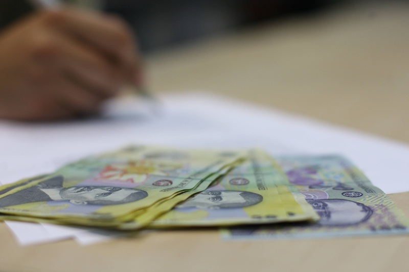 Noua lege a salarizării blochează sporurile şi indemnizaţiile