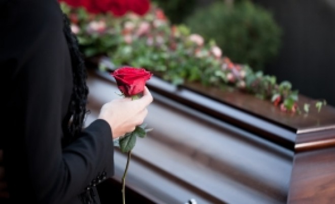 Noua lege a serviciilor funerare: Nu mai este permis priveghiul acasă