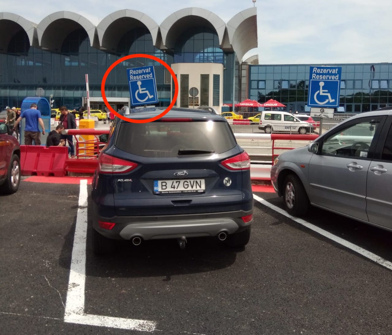 Noul director general de la Tarom parcheaza la handicapati!