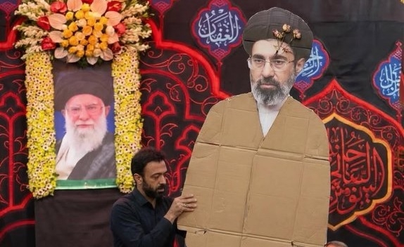 Noul lider al Iranului este „invizibil". Nici CIA și nici Mossad nu au reușit să găsească vreun indiciu că ar controla regimul. „Este mai mult decât ciudat"