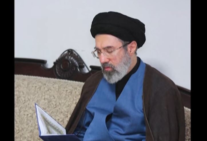 Noul lider suprem al Iranului a scăpat de moarte cu câteva secunde înainte, ieșind să se plimbe prin grădina sa
