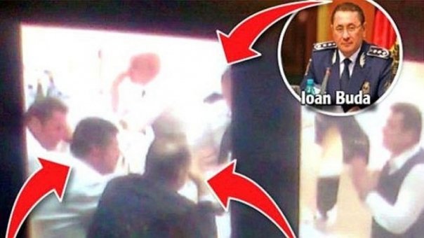 Noul sef al Politiei Romane, fotografiat la un restaurant in timp ce un subaltern statea in genunchi la masa lui!