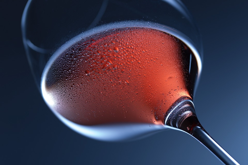 Nu fumezi, dar bei vin? Echivaleaza vinul tigarile cand vine vorba despre riscul de cancer?