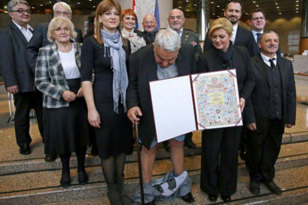 Nu se poate asa ceva! Unui presedinte i-au cazut pantalonii-n vine in fata unei sefe de stat