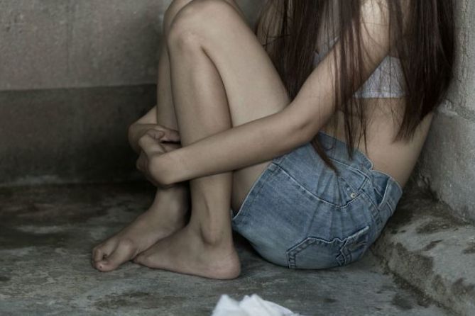 O adolescentă de 15 ani oarbă, violată fără milă de doi dintre profesorii ei chiar în cadrul şcolii