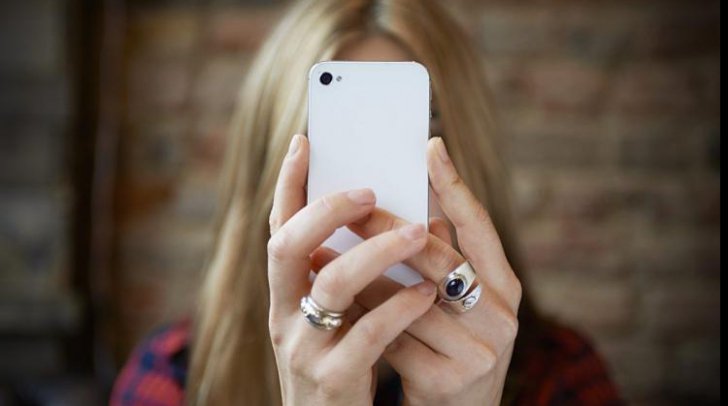 O adolescentă din Sibiu a murit după ce a căzut de la etaj în timp ce își făcea un selfie
