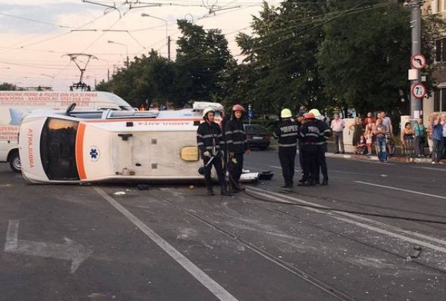 O ambulanţă s-a răsturnat după ce a fost lovită de un autoturism. Cinci persoane au ajuns la spitalul din Ploiesti