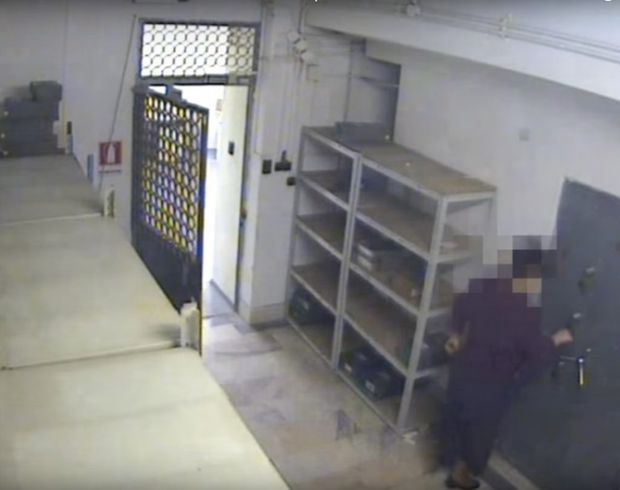O angajată BCR a fost condamnată la închisoare pentru ca a furat 150 de mii de euro și a dat foc camerei tezaurului