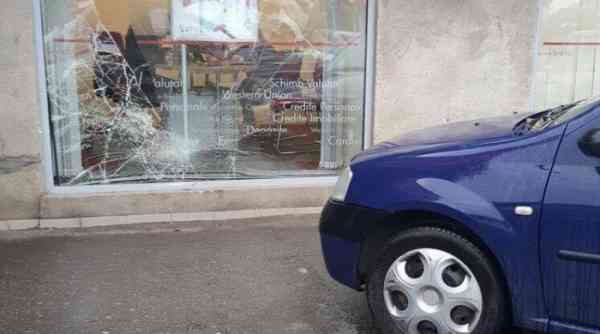 O angajată de la Bancpost a intrat cu mașina în geamul sucursalei BRD