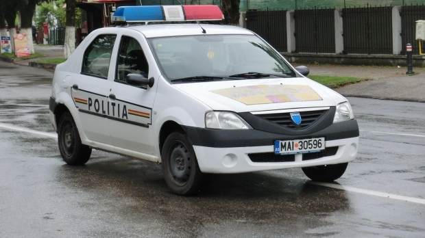 O asistentă maternală a fost reţinută, după ce a întreţinut relaţii intime cu un copil de 12 ani pe care îl avea în grijă