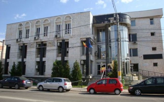 O asistentă socială din Moreni emitea certificate de handicap false contra unor sume mari de bani