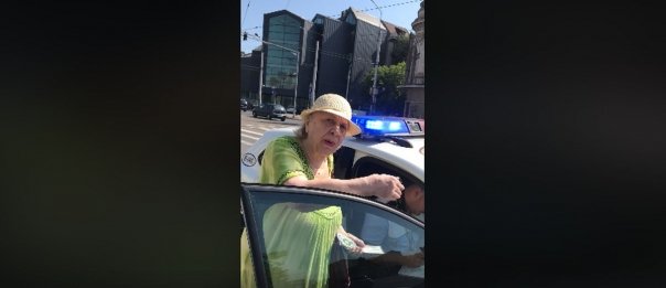 O batrana de 81 de ani este amendata de politisti pentru ca traverseaza pe