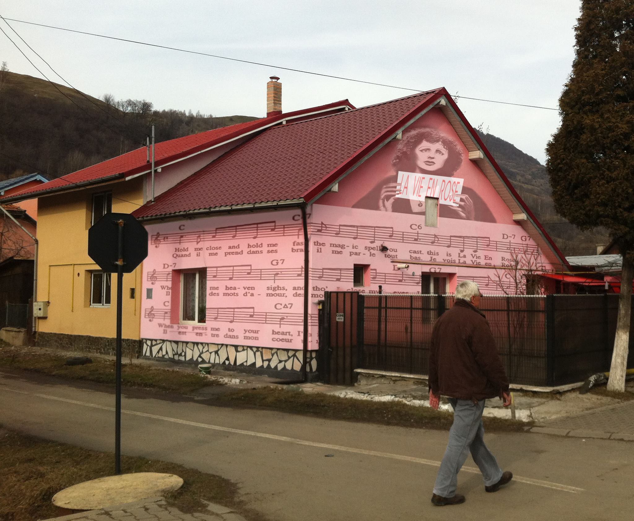 O casa din Petrila a fost vopsită de o pensionara in ritmul muzicii