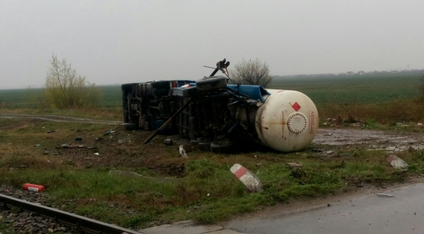 O cisternă cu acid sulfuric s-a răsturnat pe DN 1. Soferul, gasit mort sub masina