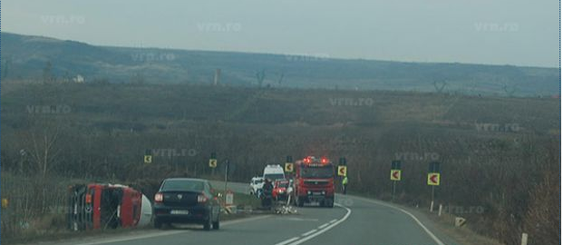 O cisternă s-a răsturnat în apropiere de Huși. Pompierii au intervenit în zonă