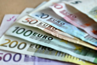 O contabila și transferat ilegal un milion de euro din conturile firmelor pentru care lucra