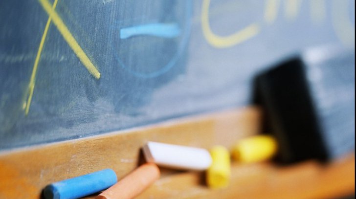O elevă de 13 ani din Gorj şi-a tăiat venele in prima zi de scoala